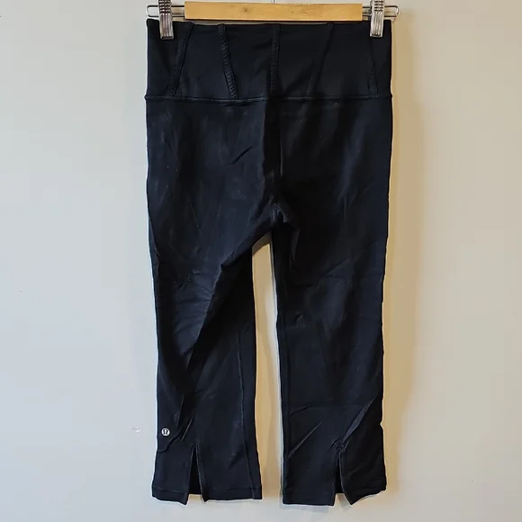 Lululemon Athletica Size 6 Black Cropped Leggings - Picture 1 of 5